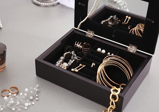 How to Safely Store Gold & Silver Jewelry - Ben Garelick (2024)