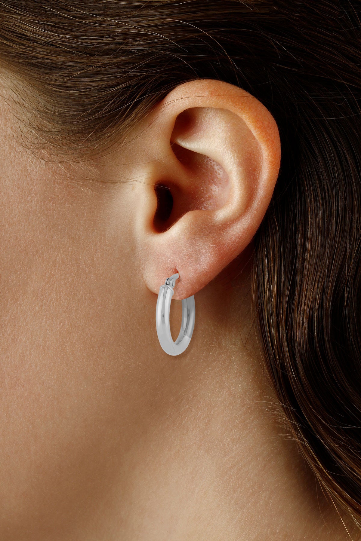 Ben Garelick 14K white gold 15mm polished hoop earring worn on the earlobe