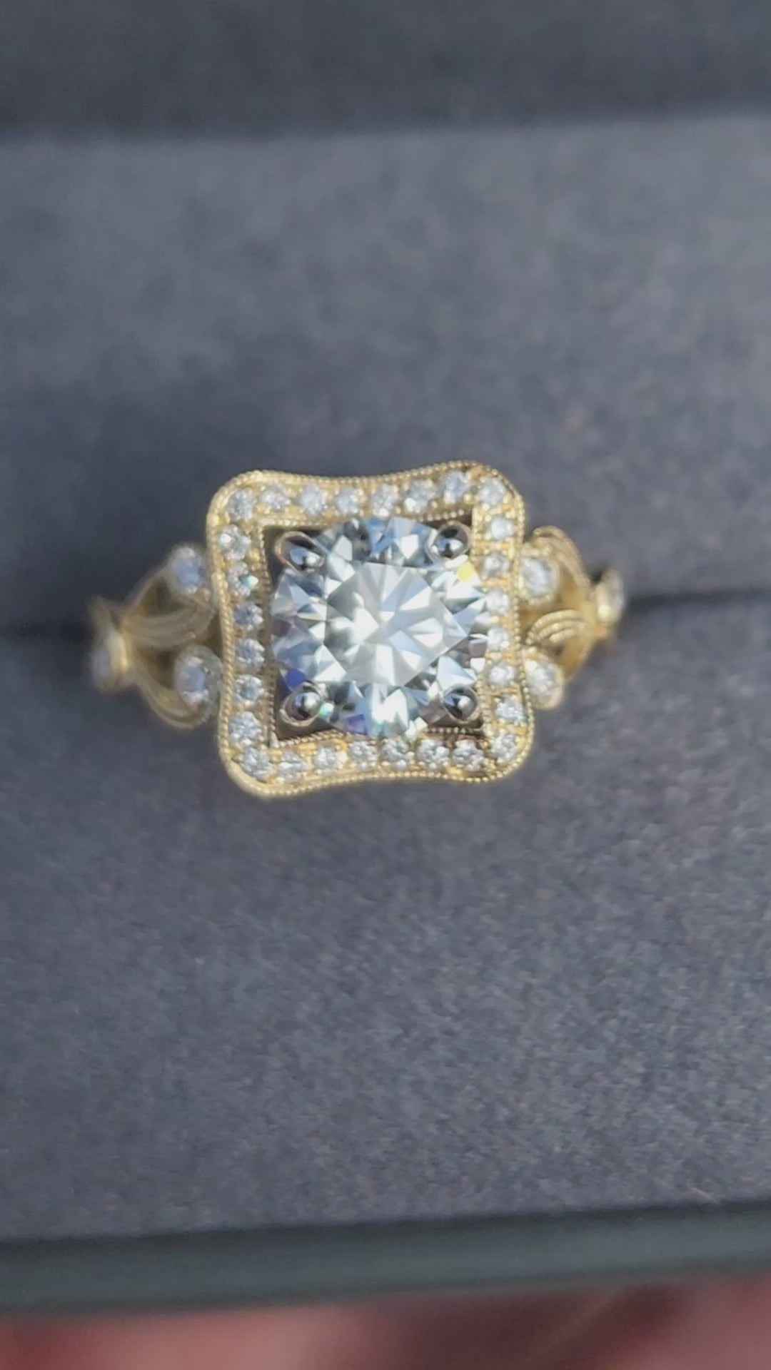 Video od Simon G. Halo Vintage Inspired Filigree Diamond Engagement Ring_Style TR549