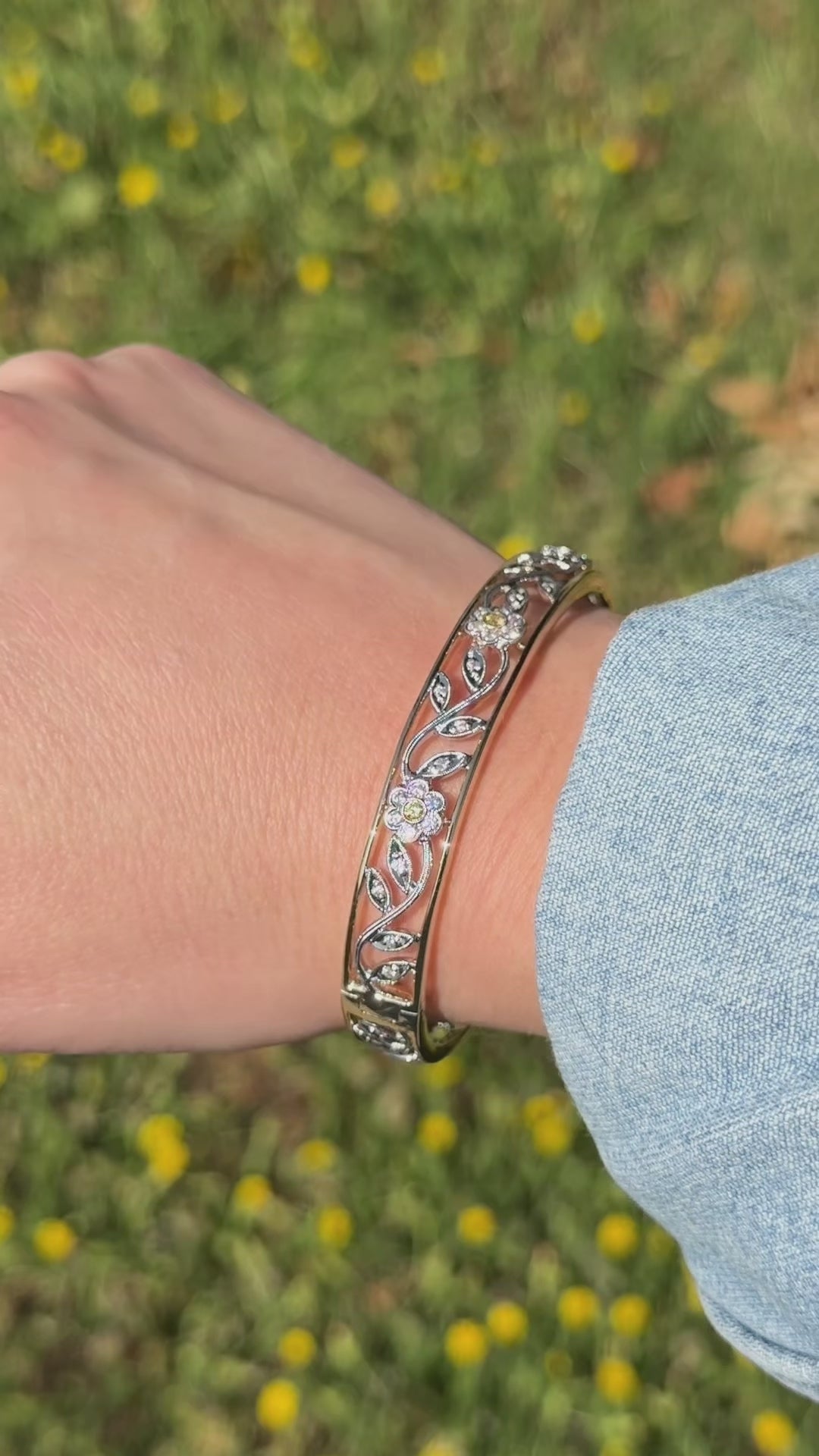 Video of Simon G. 18K Two-Tone Gold Vintage Style Hinged Flower Bangle Bracelet on Arm