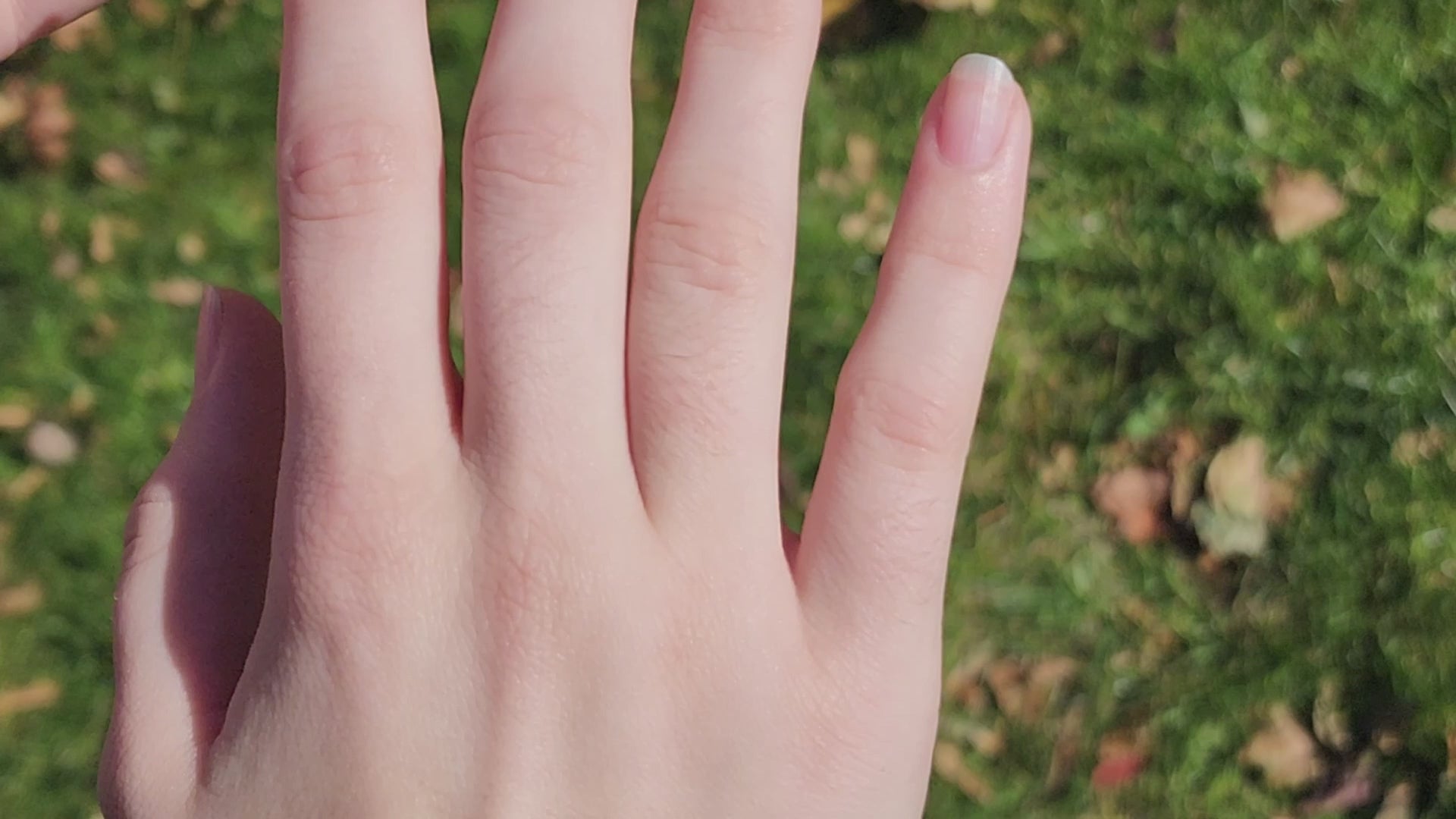 Simon G. Contemporary Bypass Twist Diamond Ring on Finger