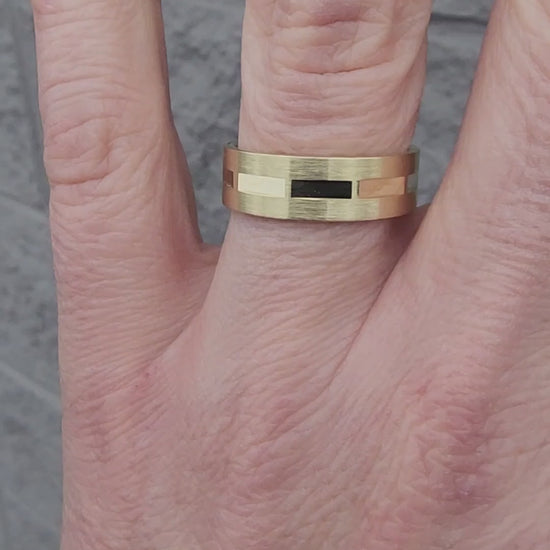 Video of Simon G. 7MM Yellow Gold Wedding Band with Satin & High Polish Finish
