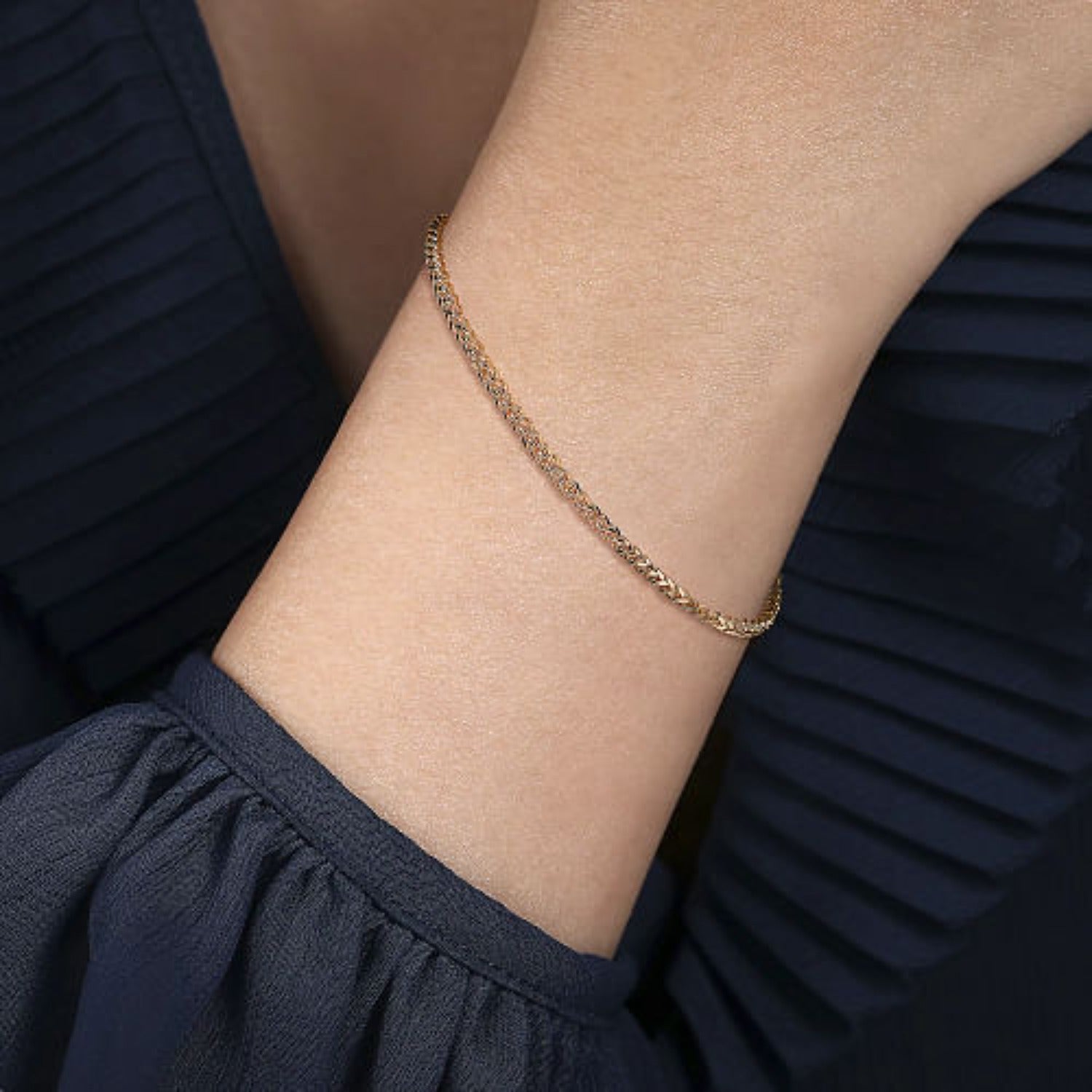 Buy Rose Gold Chain Bracelet Thin Chain Bracelet, Rose Gold Bracelet,  Simple Bracelet, Basic Plain Chain, Delicate Bracelet, Thin Bracelet Online  in India - Etsy